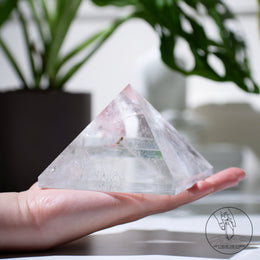 白水晶金字塔綠碧璽共生