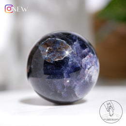 堇青石球草莓晶共生