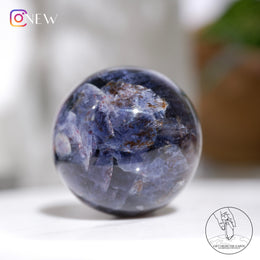 堇青石球草莓晶共生