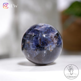 堇青石球草莓晶共生