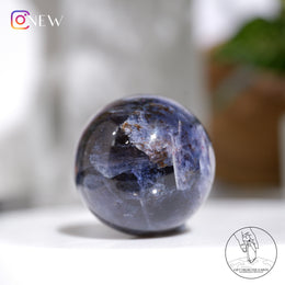 堇青石球草莓晶共生