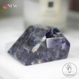 堇青石隨形草莓晶共生
