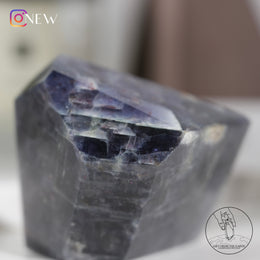堇青石隨形草莓晶共生