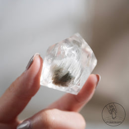 白兔毛水晶柱