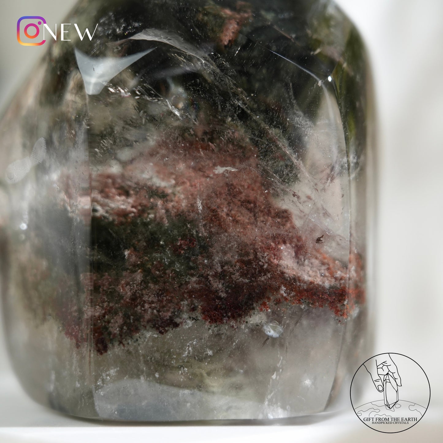 Red-green phantom quartz point