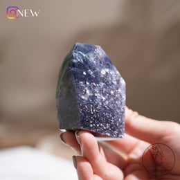 堇青石隨形草莓晶共生