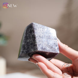 堇青石隨形草莓晶共生