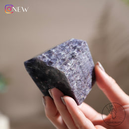 堇青石隨形草莓晶共生