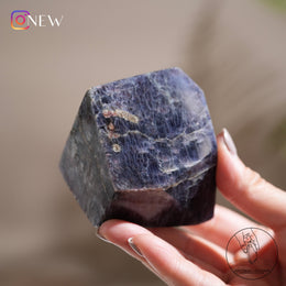 堇青石隨形草莓晶共生