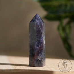 堇青石柱草莓晶共生