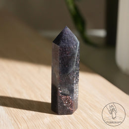 堇青石柱草莓晶共生