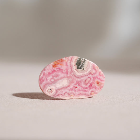 阿根廷紅紋石片黃鐵礦共生