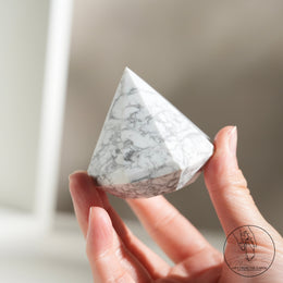 白松石金字塔