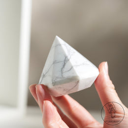 白松石金字塔