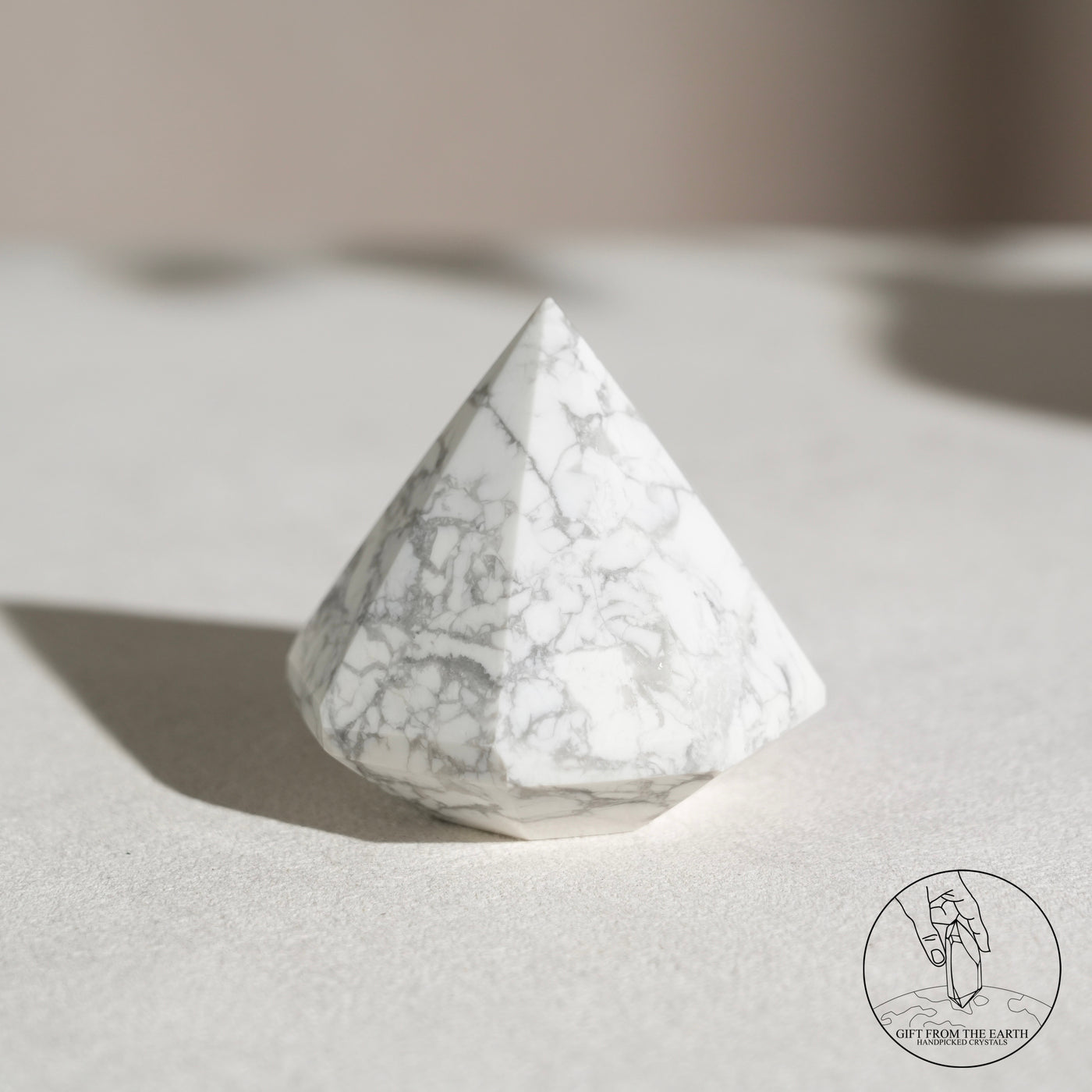 白松石金字塔