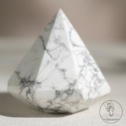 白松石金字塔