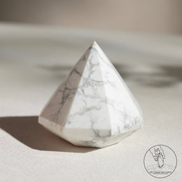 白松石金字塔