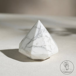 白松石金字塔