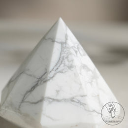 白松石金字塔