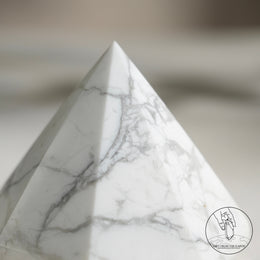 白松石金字塔