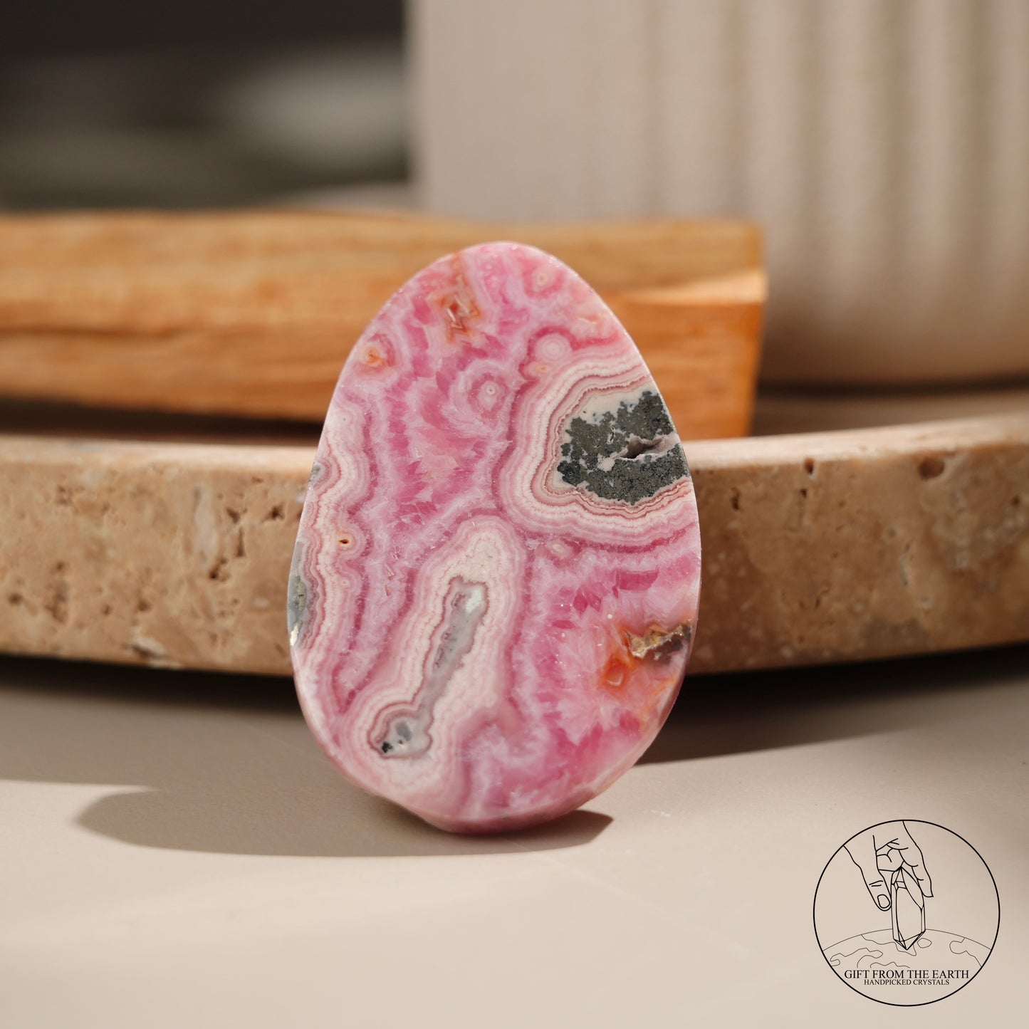 阿根廷紅紋石片黃鐵礦共生