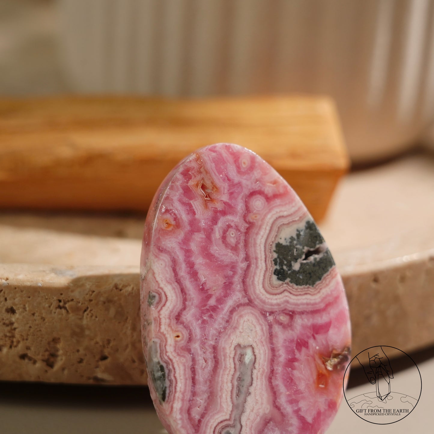 阿根廷紅紋石片黃鐵礦共生