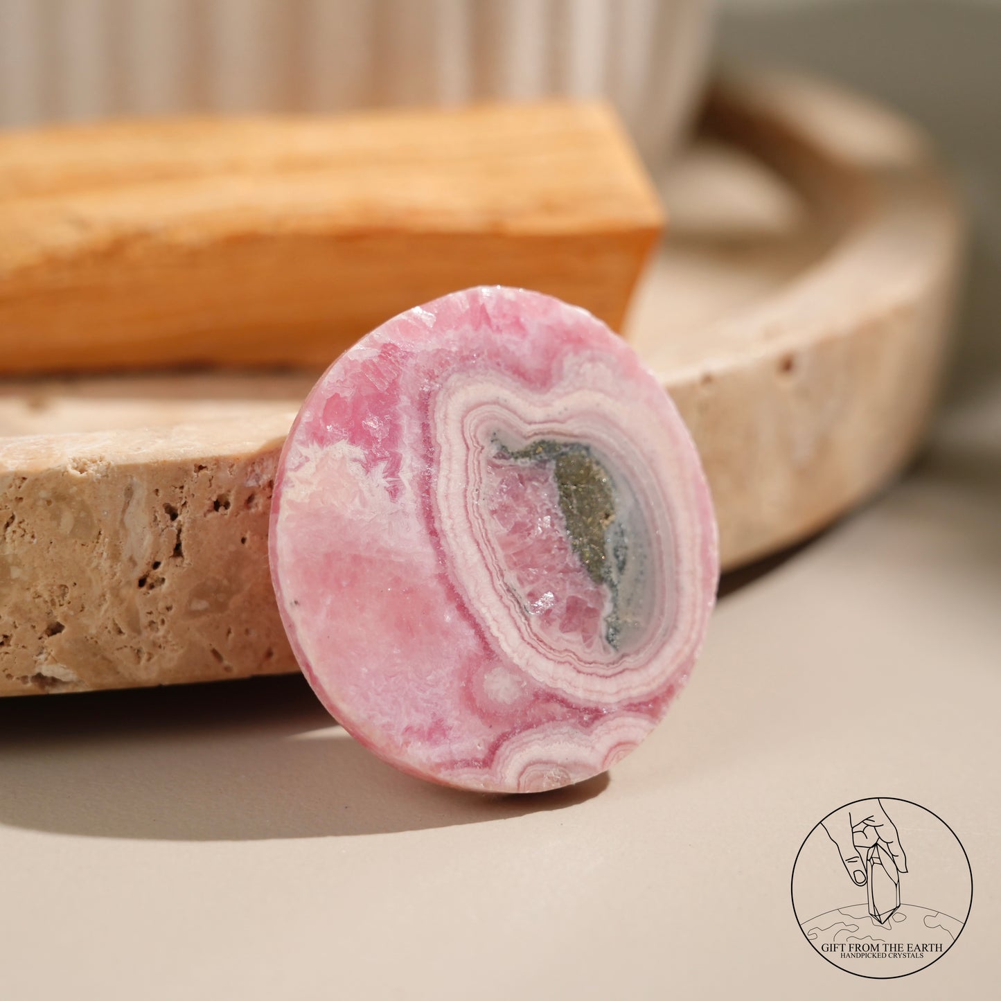 阿根廷紅紋石片黃鐵礦共生