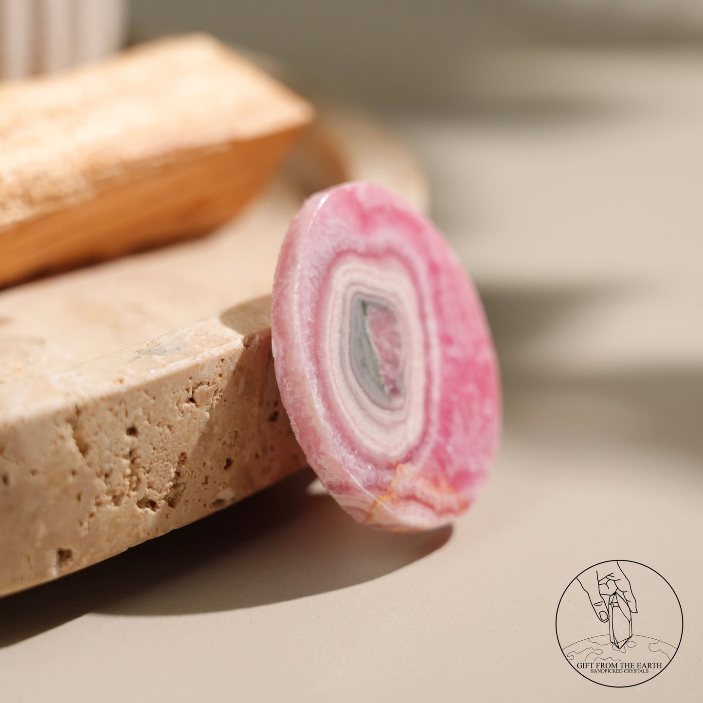 阿根廷紅紋石片黃鐵礦共生