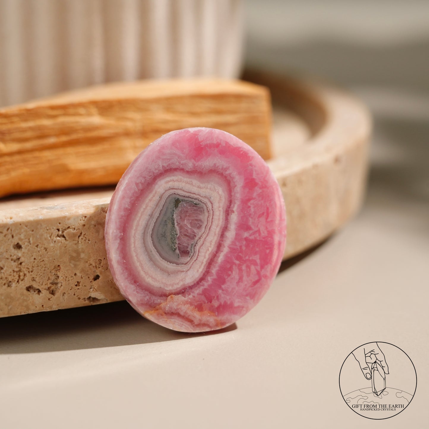 阿根廷紅紋石片黃鐵礦共生