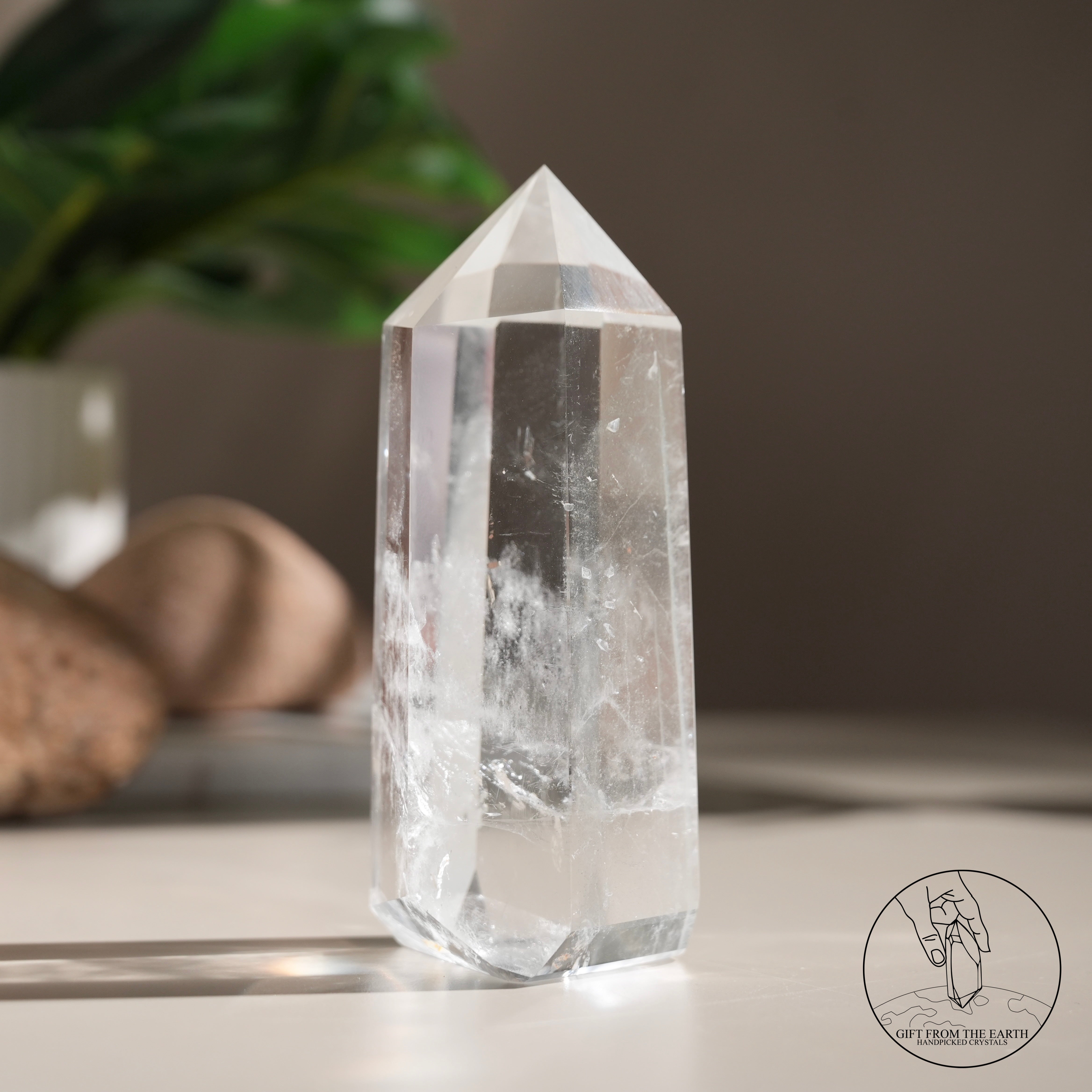 水晶球と水晶柱　1010gと1475g 水晶ポイント六角柱 - 約14cm【台座付】 | 天然石置物類のご購入