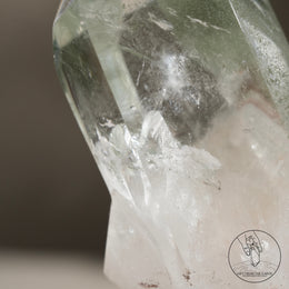 晶中晶半打磨金字塔千層綠幽靈水晶柱