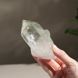 晶中晶半打磨金字塔千層綠幽靈水晶柱