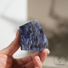 堇青石隨形草莓晶共生