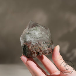 半打磨千層綠幽靈水晶柱