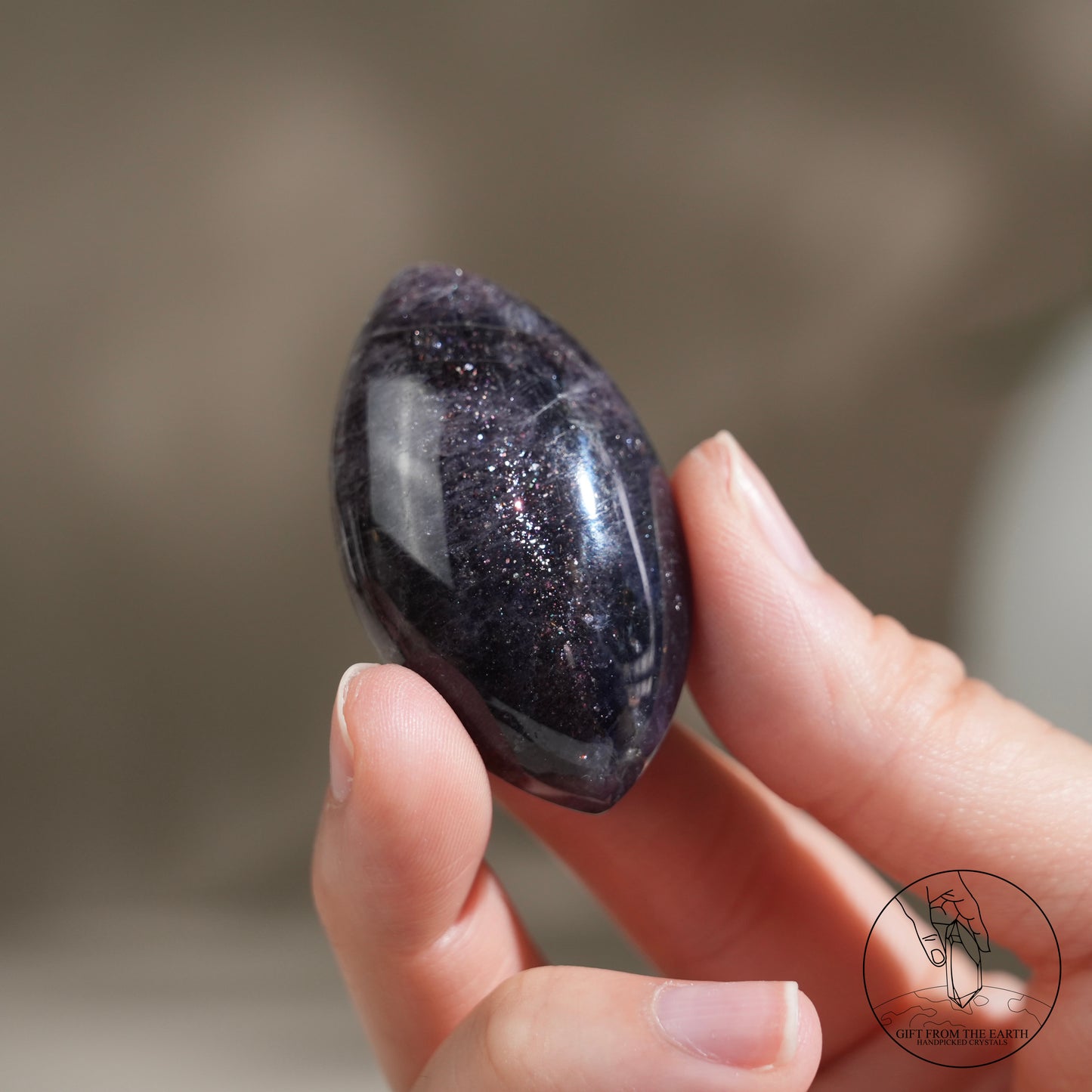 堇青石草莓晶共生