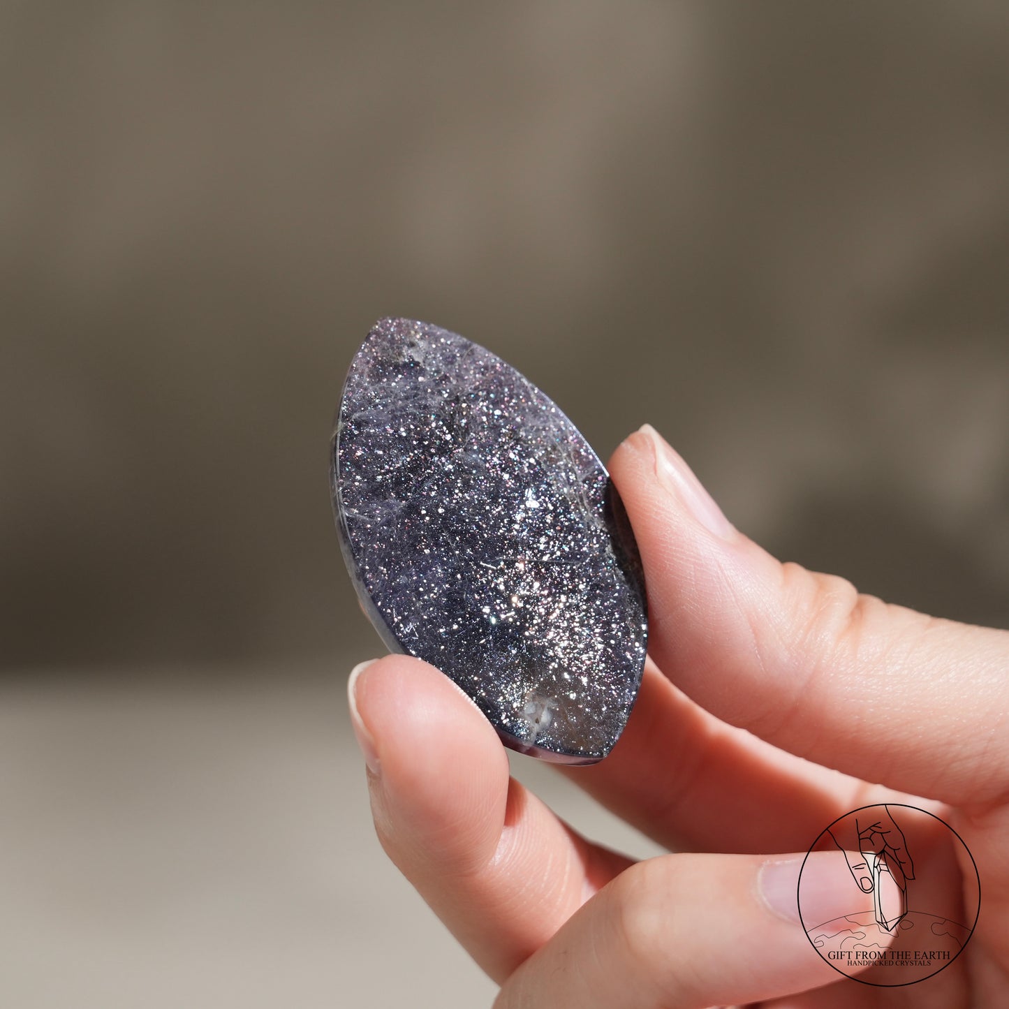 堇青石草莓晶共生