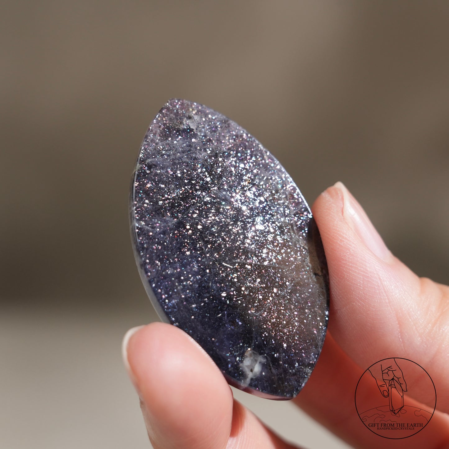 堇青石草莓晶共生