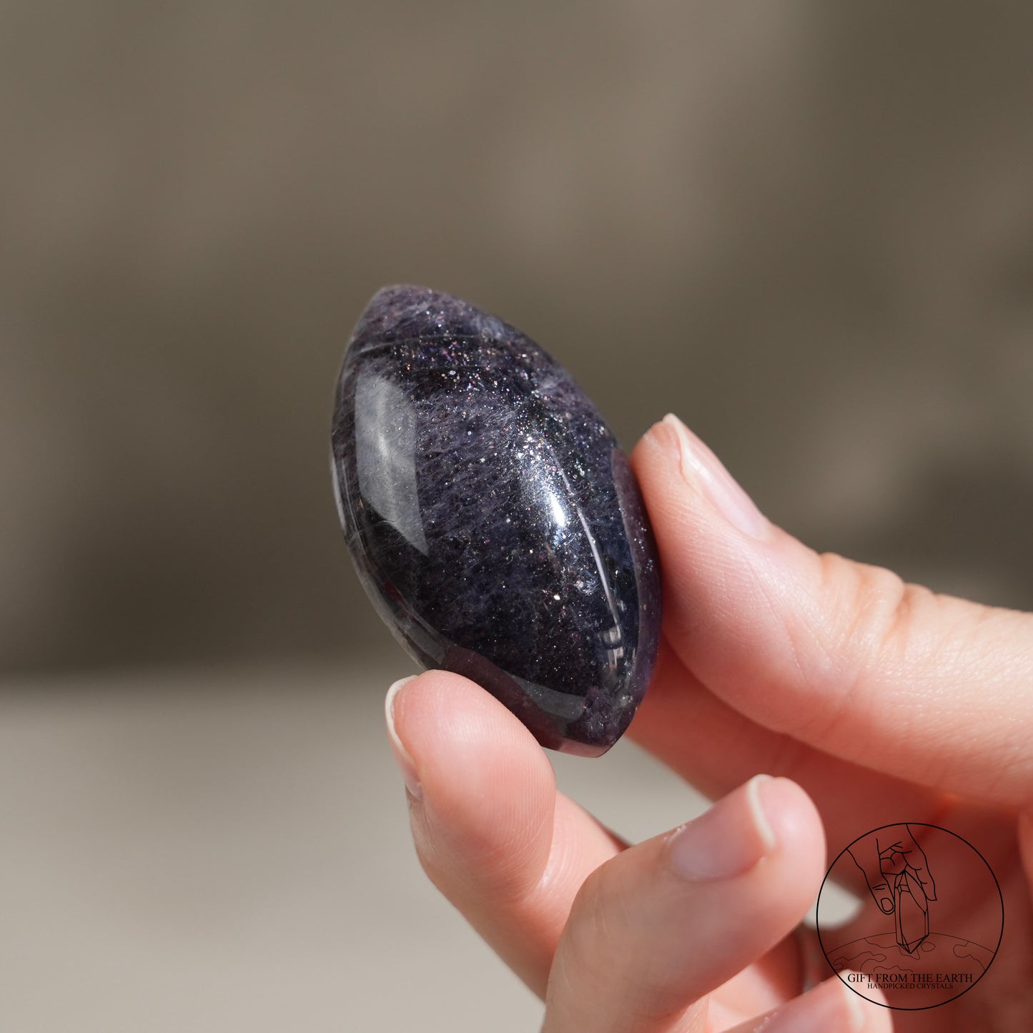 堇青石草莓晶共生