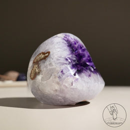 紫水晶洞白方解石共生