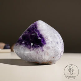 紫水晶洞白方解石共生