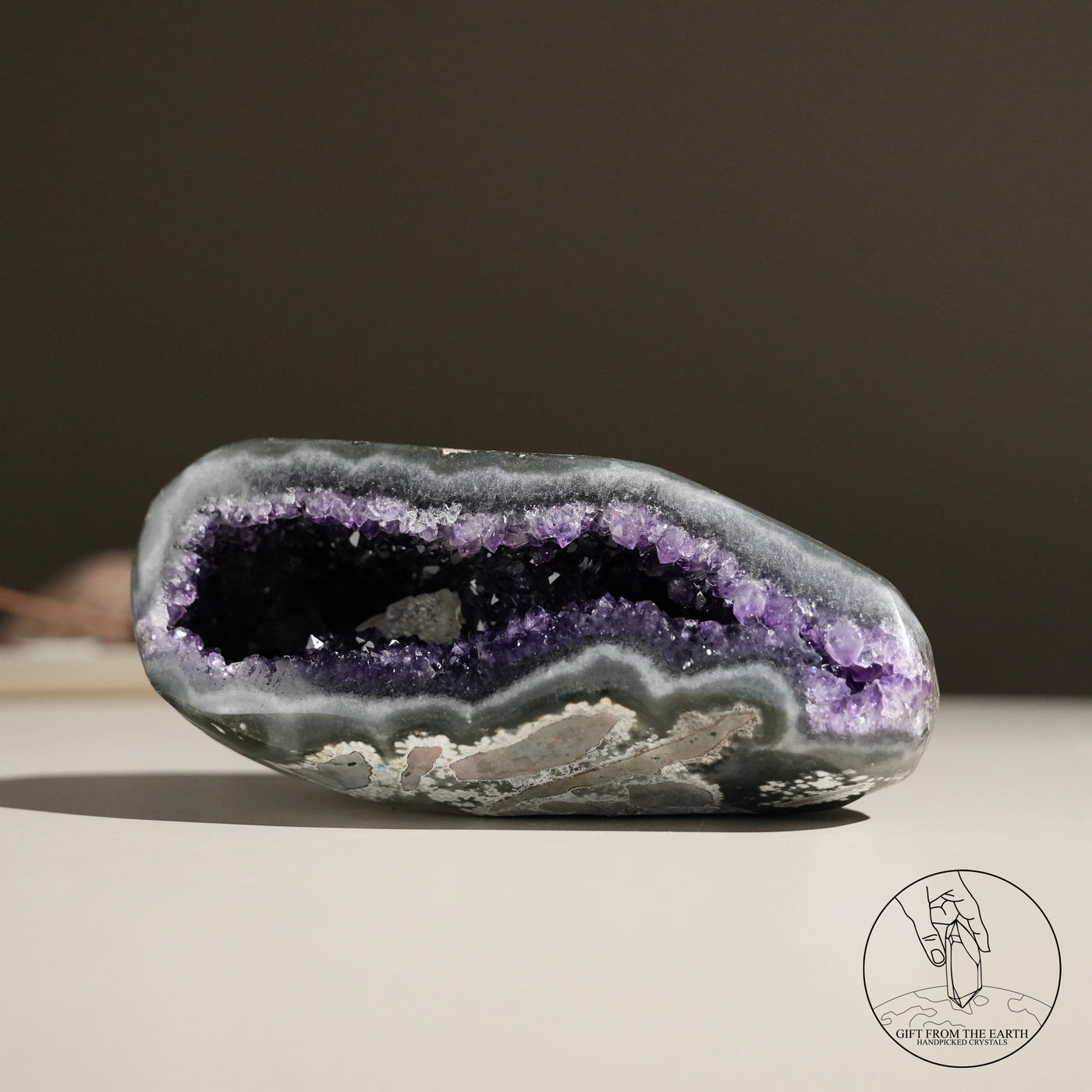 紫水晶洞白方解石共生