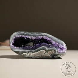 紫水晶洞白方解石共生