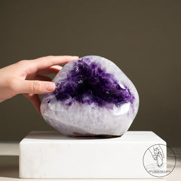 紫水晶洞白方解石共生