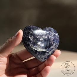 堇青石心草莓晶共生