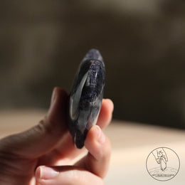 堇青石心草莓晶共生
