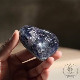 堇青石心草莓晶共生