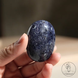 堇青石草莓晶共生