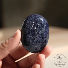 堇青石草莓晶共生