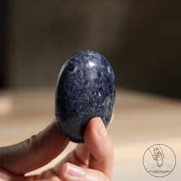堇青石草莓晶共生