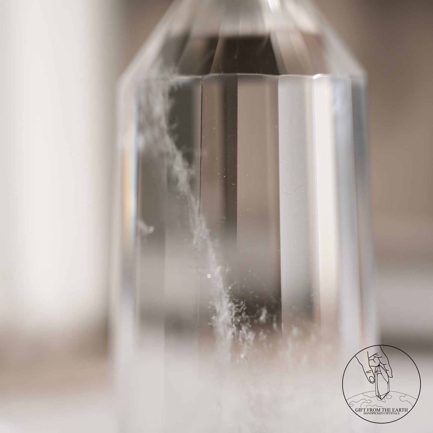 多面切割白水晶柱